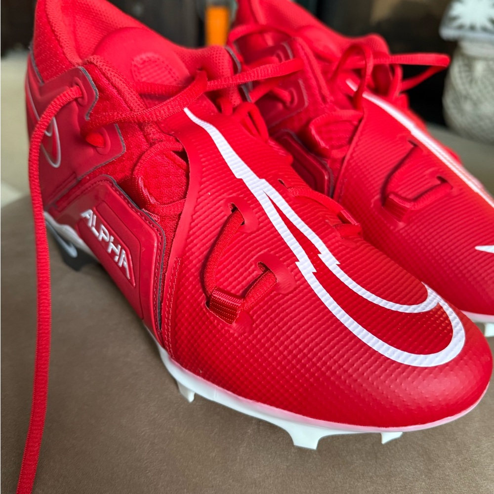 New in box, Men’s Nike Alpha Menace Pro 3 football cleats. Size 9
